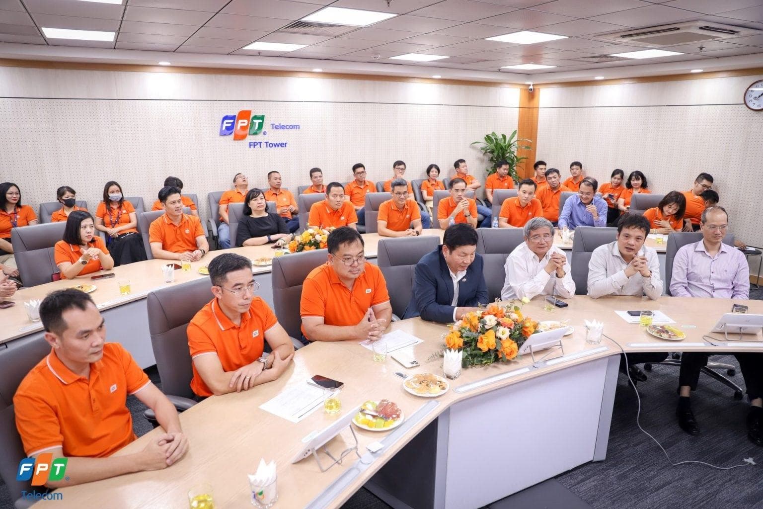 Đội ngũ FPT Telecom trong buổi họp vận hành tại FPT Tower