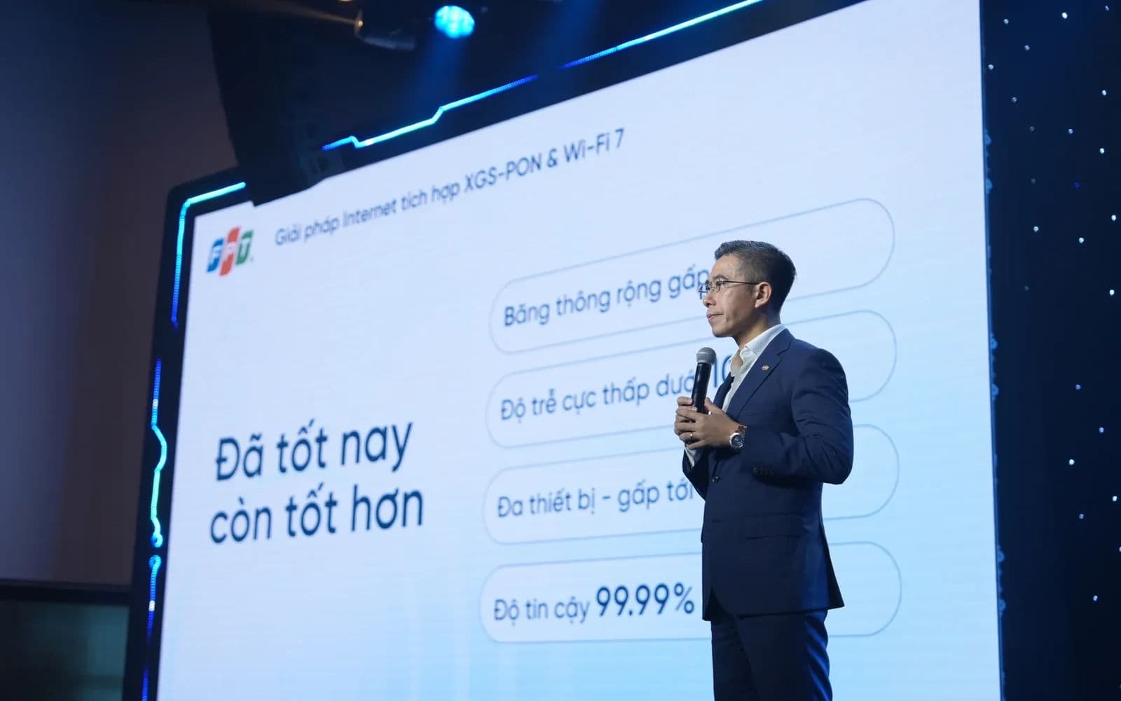 Ông Hoàng Việt Anh giới thiệu giải pháp Internet XGS-PON và Wi-Fi 7 của FPT Telecom